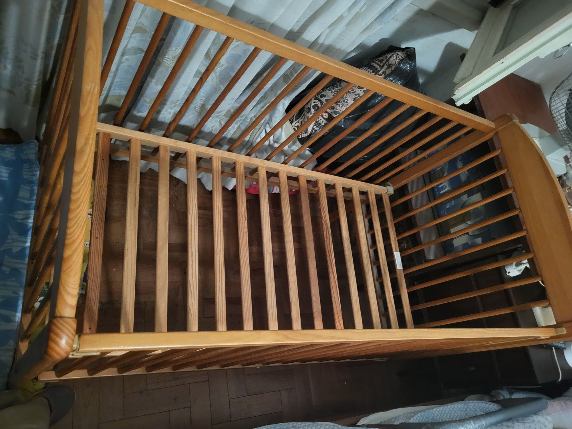 Cama de madeira de bebé com colchão