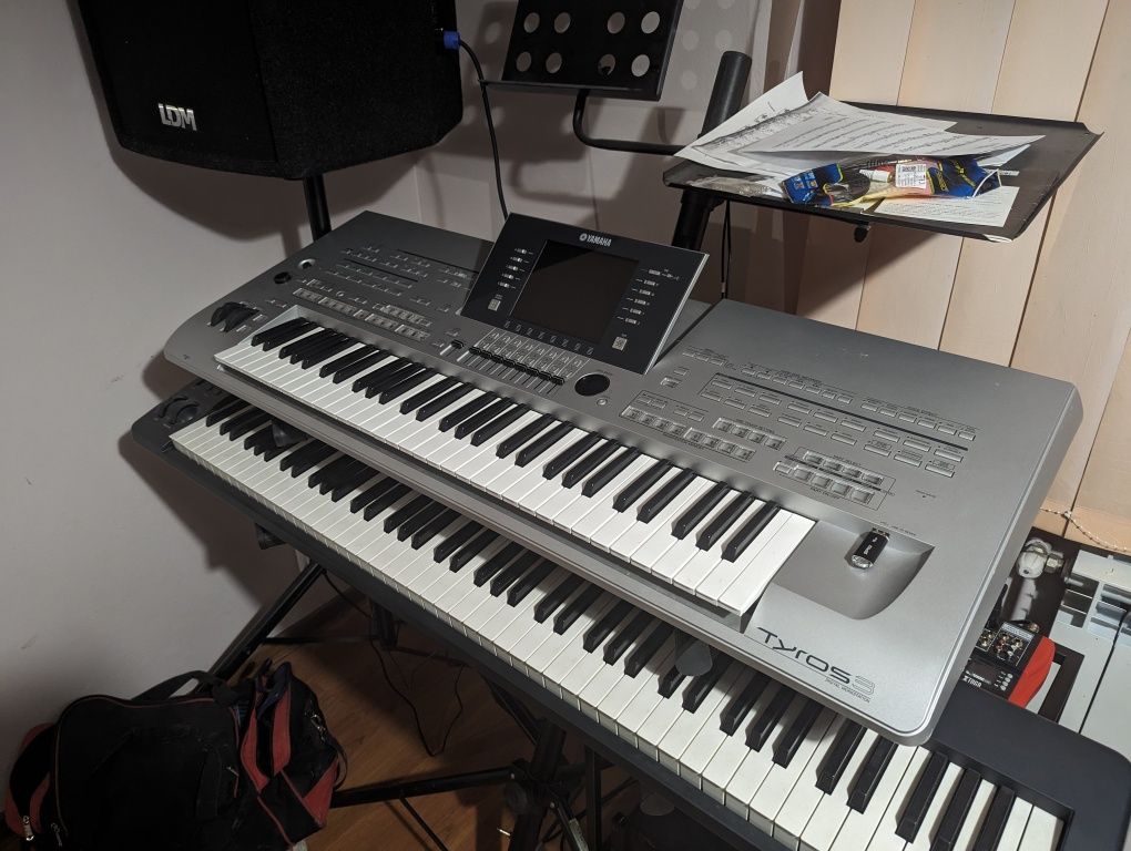 Yamaha Tyros 3 + paczka styli +futerał