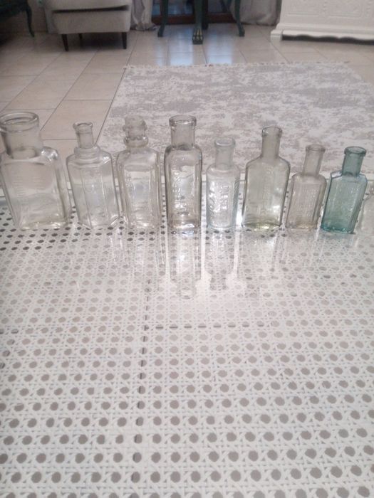 Stare butelki apteczne.