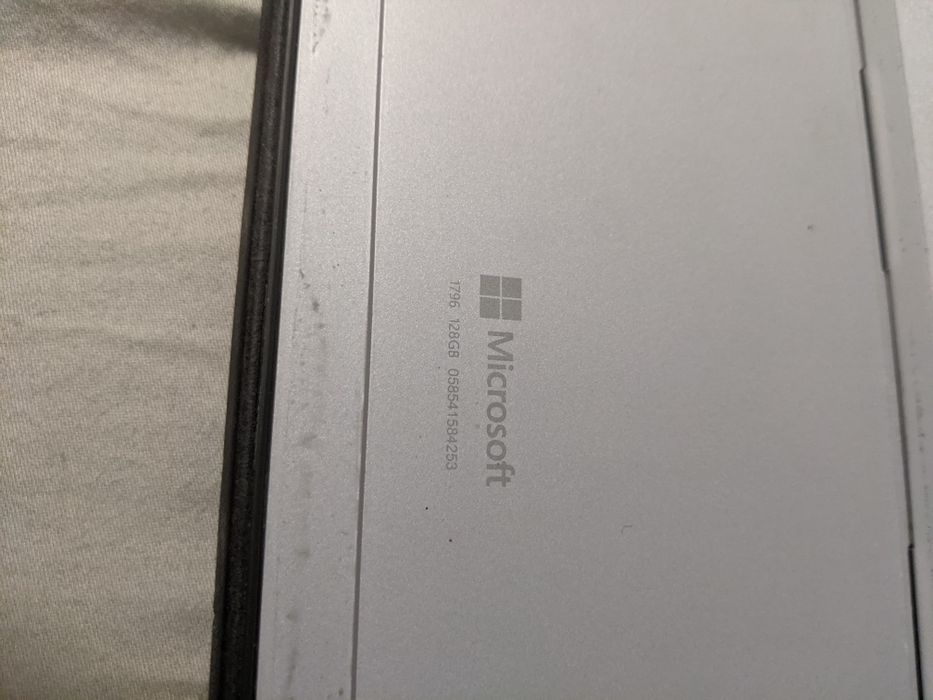 Microsoft Surface Pro 1796 m3-7Y30/4Gb/128Gb с зарядкой и клавиатурой