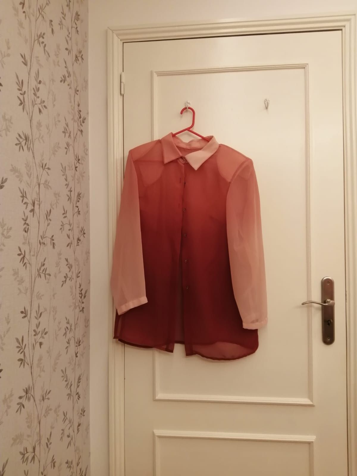 Camisa transparente bordeux e camisa transparente com bordeux e rosa
