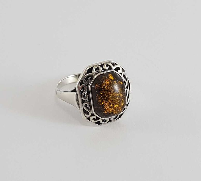 Srebrny pierścionek próby 925 z naturalnym bursztynem bałtyckim