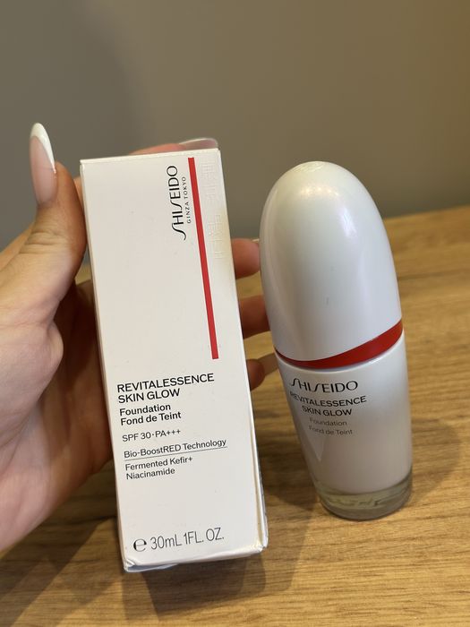 Тональний Shiseido Revitalessence Skin Glow Foundation