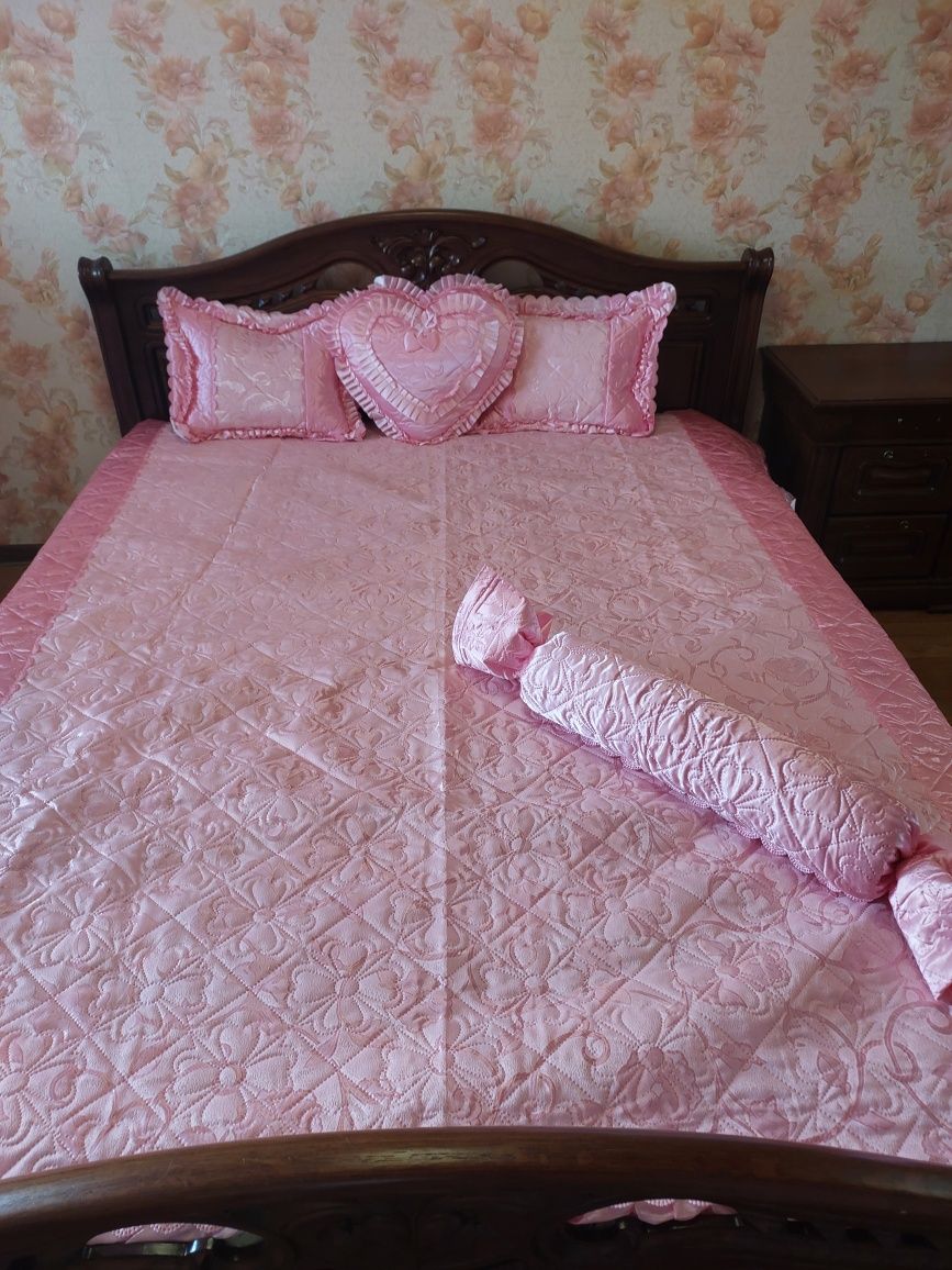 Новое двухспальное атласное покрывало с подушками