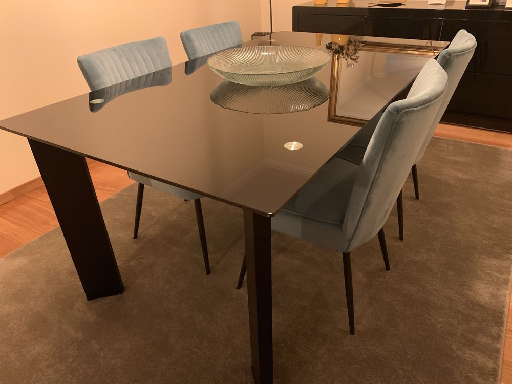 Mesa de jantar e 4 cadeiras