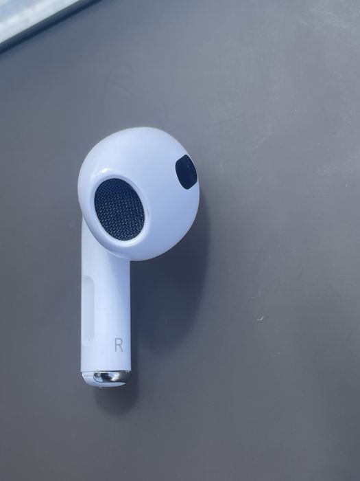 Подам AirPods 3 правий Оригінал все працює добре без кейсу