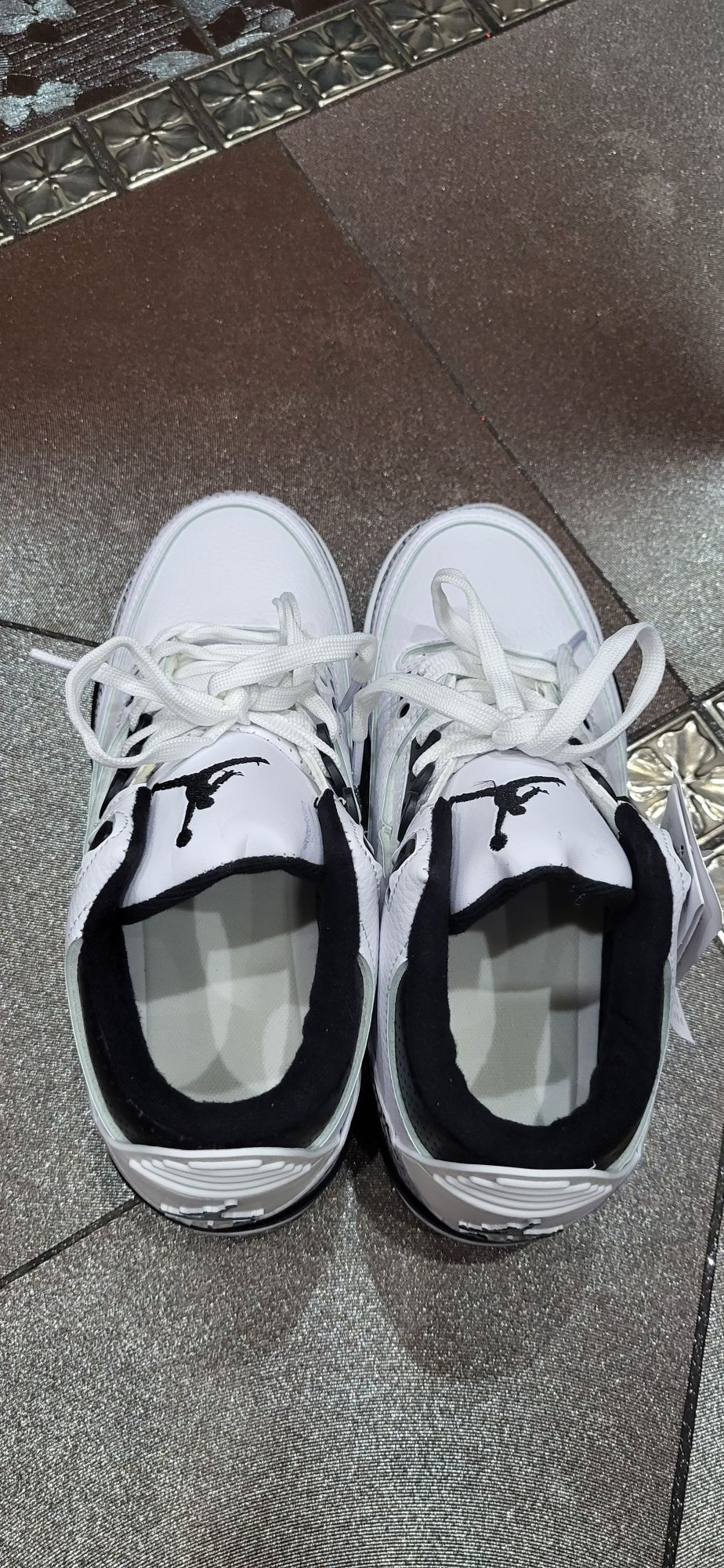 Nike Jordan białe buty sportowe młodzieżowe unisex logo 40