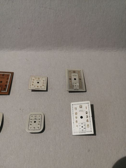 Vendo vários mostradores para relógios de senhora.