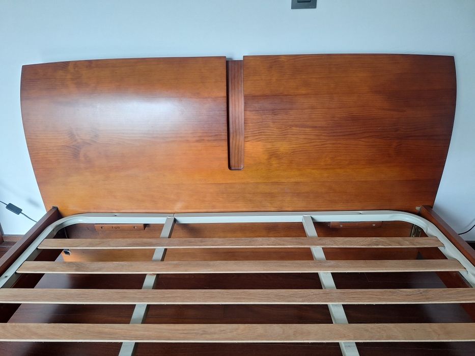 Cama de casal com oferta de estrado