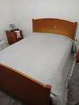 Cama de casal em madeira