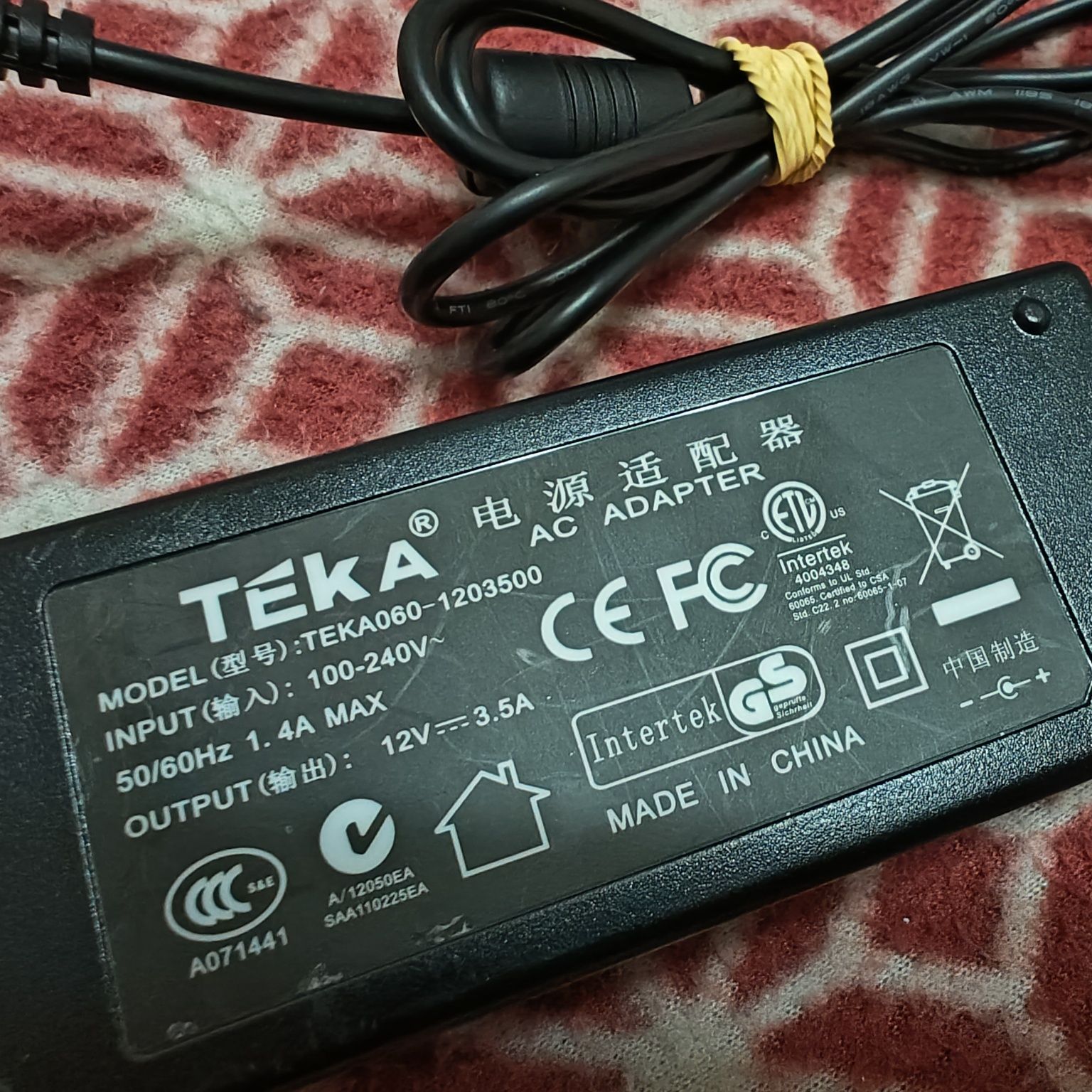 Универсальный блок питания TEKA060 100-240V 50-60Hz 1.4A MAX