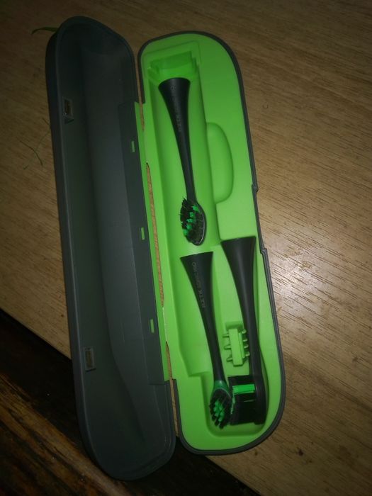 Футляр и насадки на электрическую зубную щётку