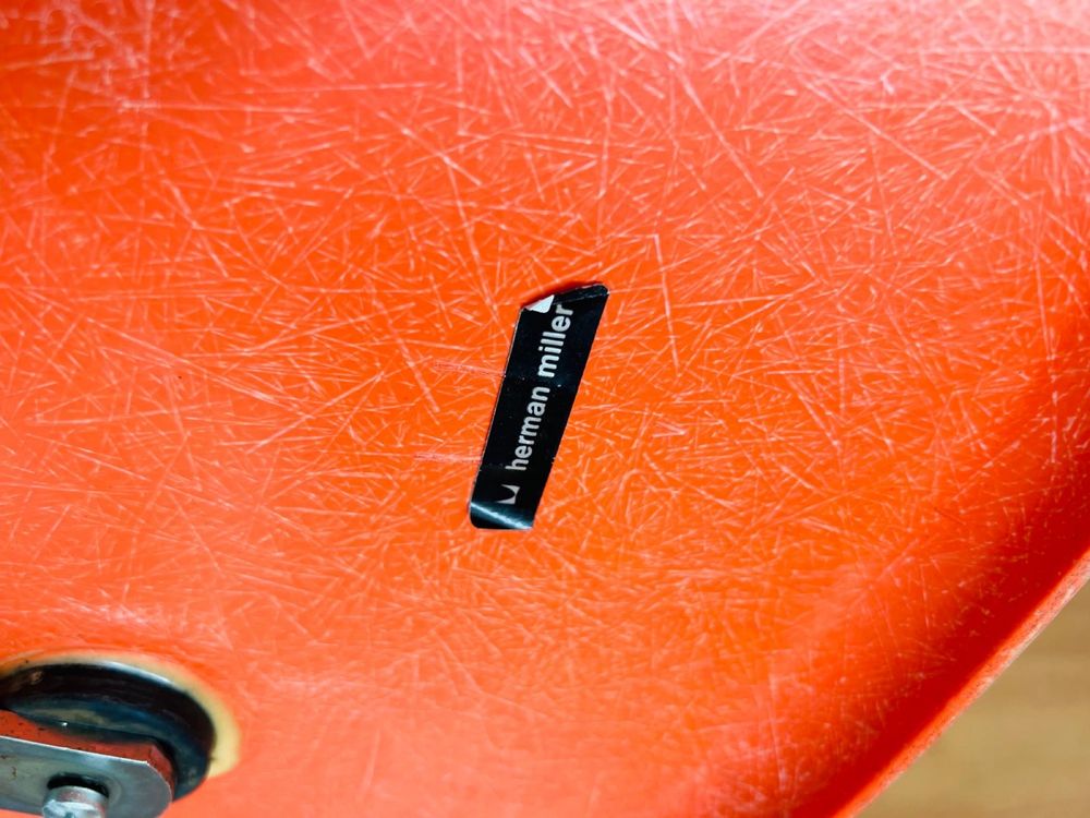 Cadeira laranja fibra de vidro Charles and Ray Eames