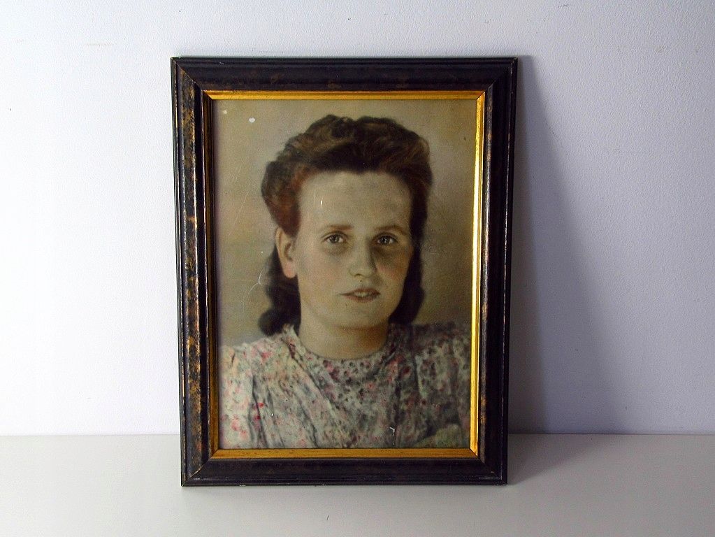 stare zdjęcie portret kobiety w drewnianej ramie