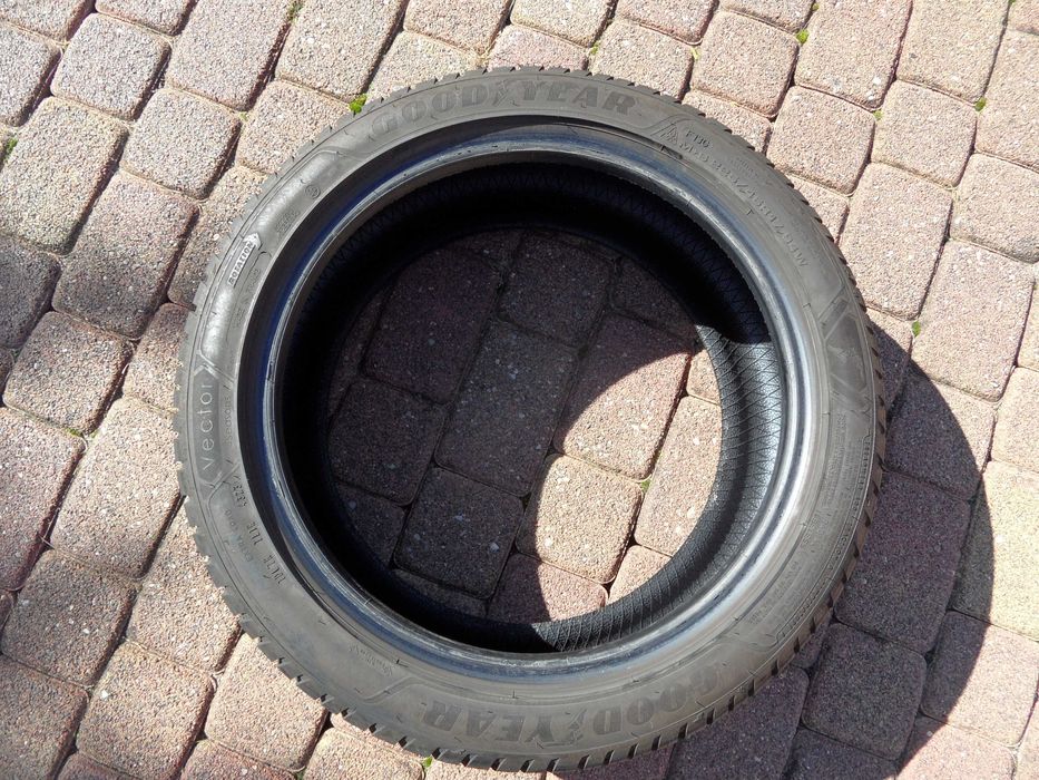 Opona Pojedyncza Całoroczna 225/45 R17  Goodyear