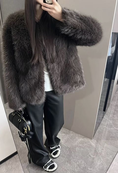 Трендова шоколадна шубка