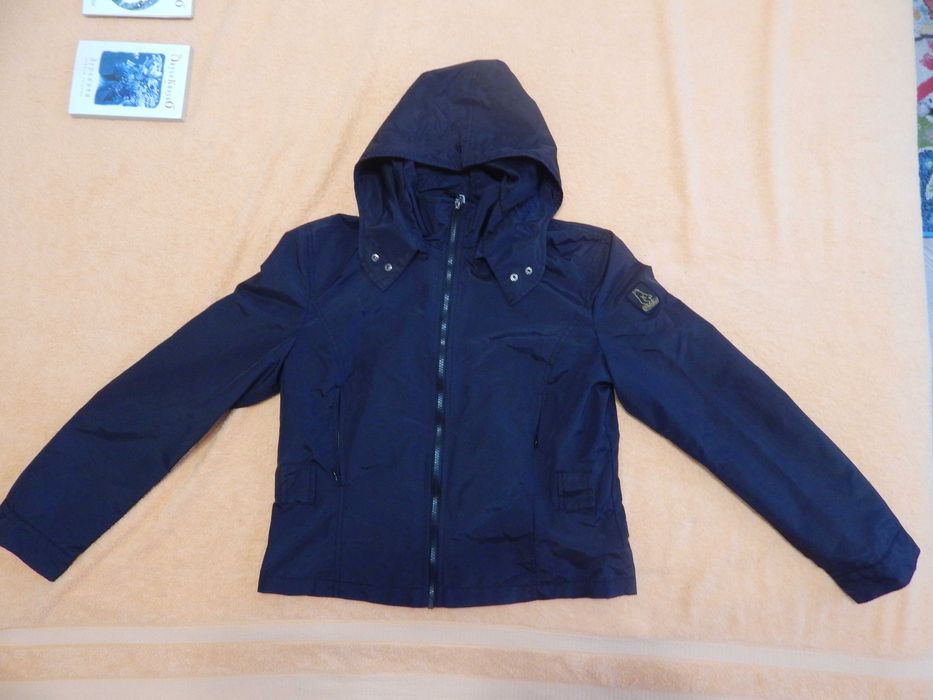 Продам женскую ветровку.