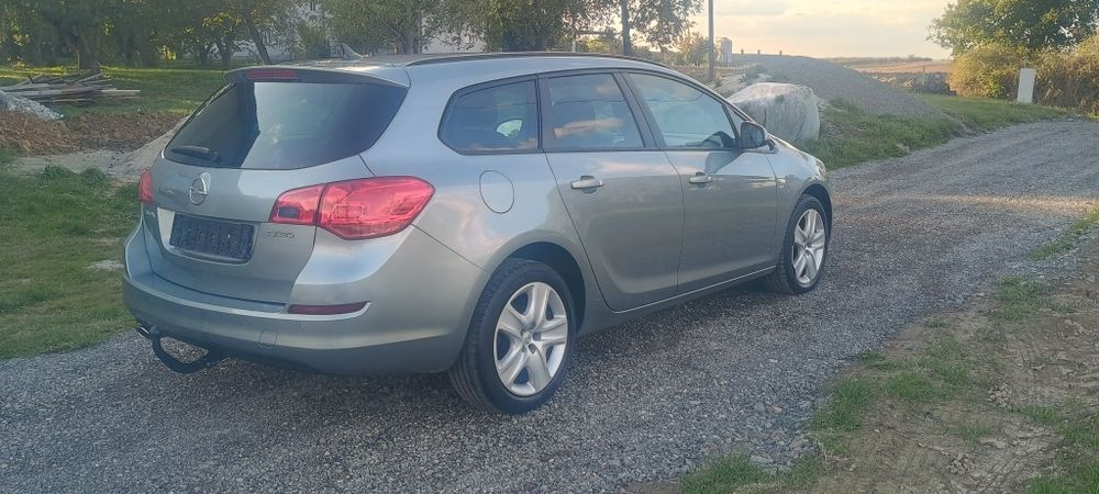 Opel Astra J 1.4 turbo 140 KM 2011