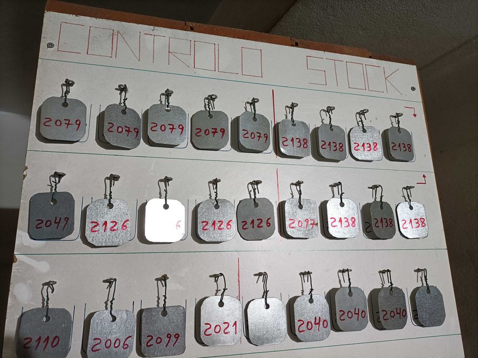 Placa madeira com chapas para controlo stock