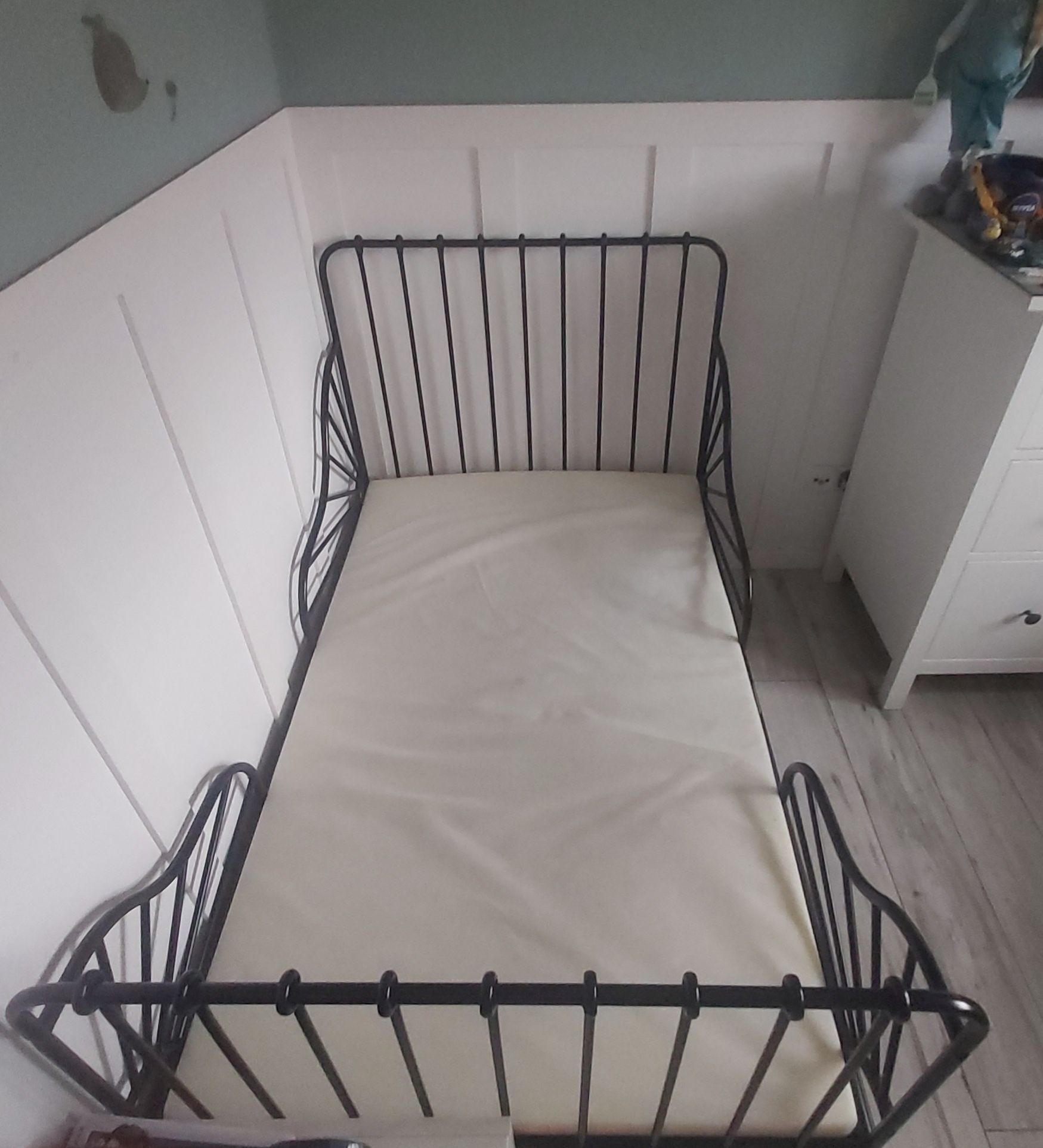Łóżko dziecięce Minnen Ikea czarne rozsuwane rosnące razem z dzieckiem