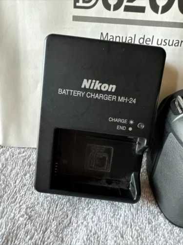 lustrzanka Nikon D3200 o rozdzielczości 24,2 MP z dwoma obiektywami