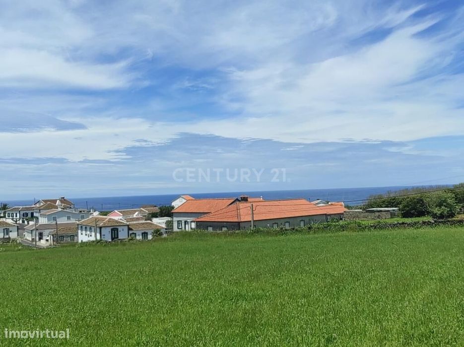 Terreno com vista para o mar localizado nas Lajes-Praia da Vitória-Ilh