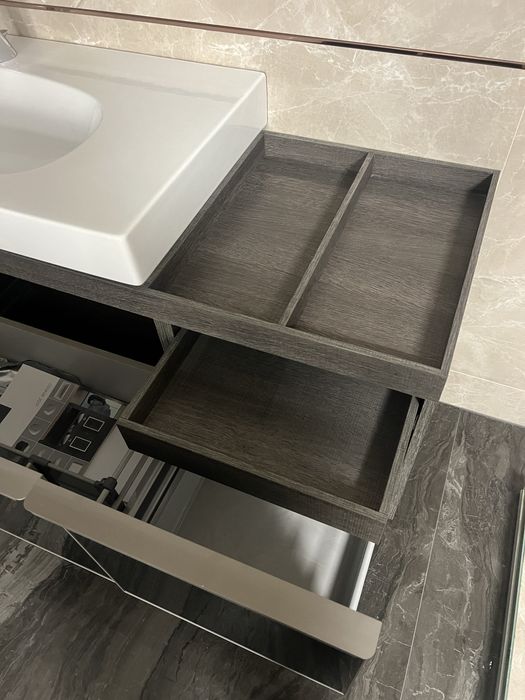 Szafka łazienkowa podwieszana z umywalką