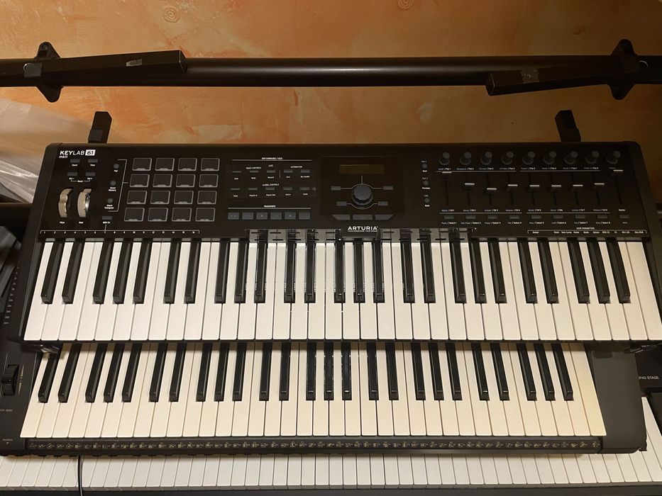 Музичні синтезатори та багато іншого обладнання