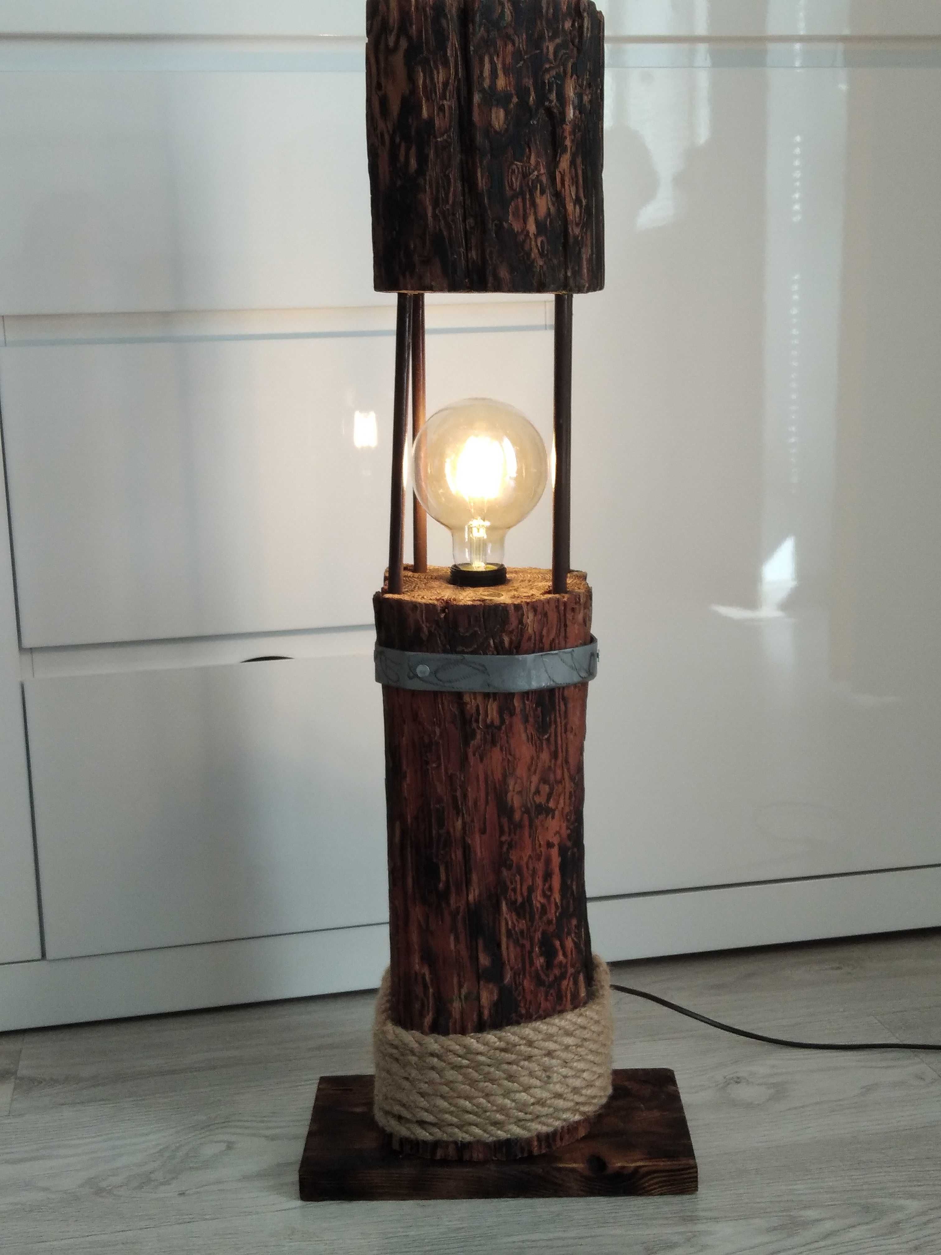 Lampa ze starego drewna