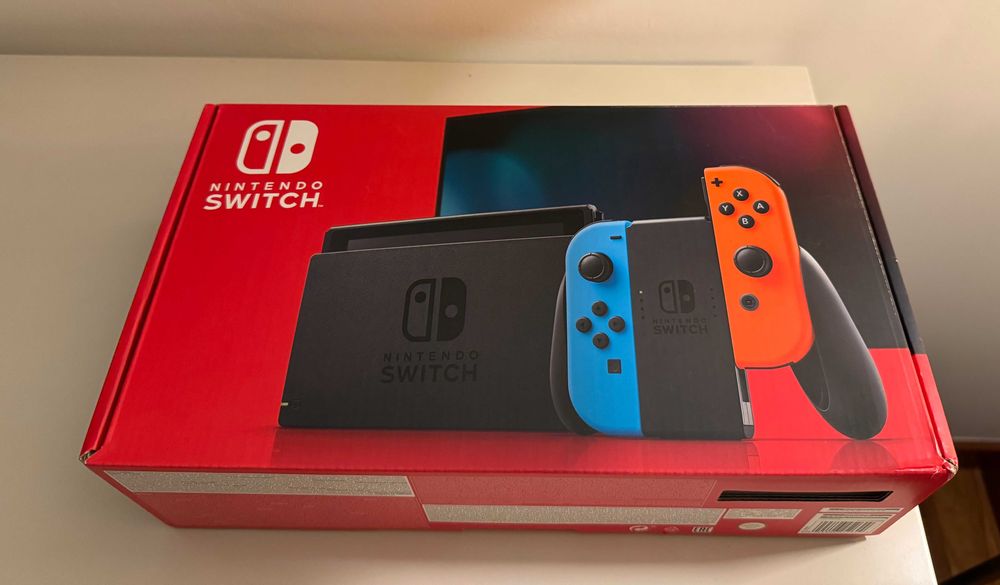 Nintendo Switch (1) + 2x Bolsa/Estojo de Viagem