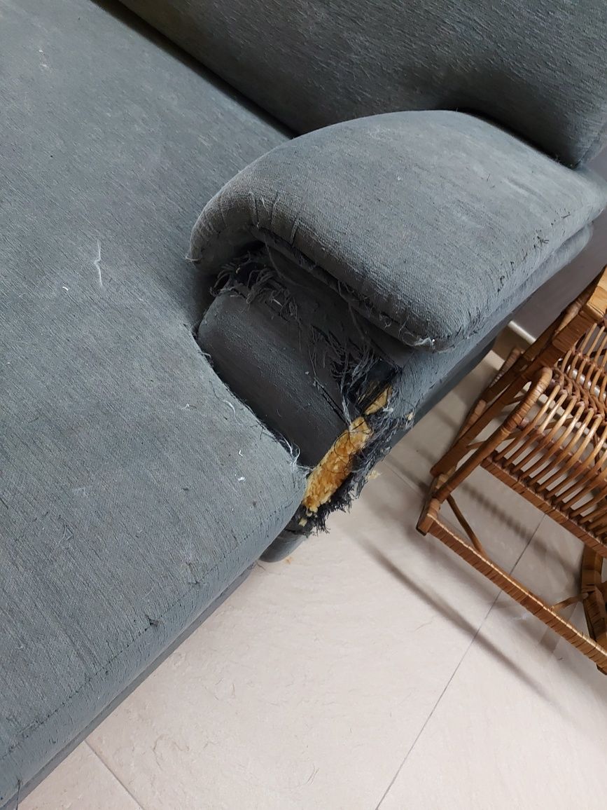 Sofa em tecido cinza