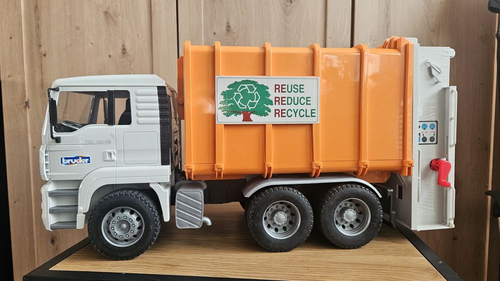 Bruder MAN TGA 02772 śmieciarka z tylnym załadunkiem