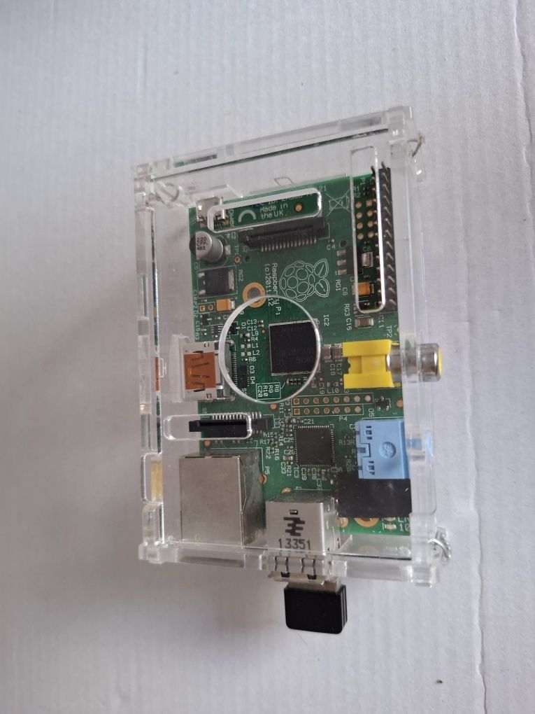 Raspberry pi 1	 b moduł Wi-fi dedykowana kamera