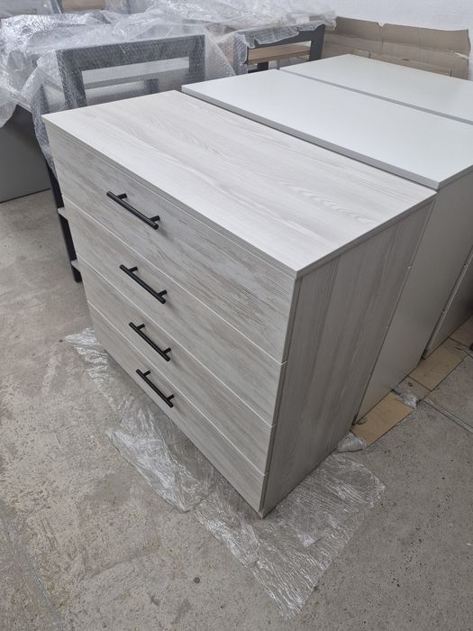 Комод на 4 ящики.