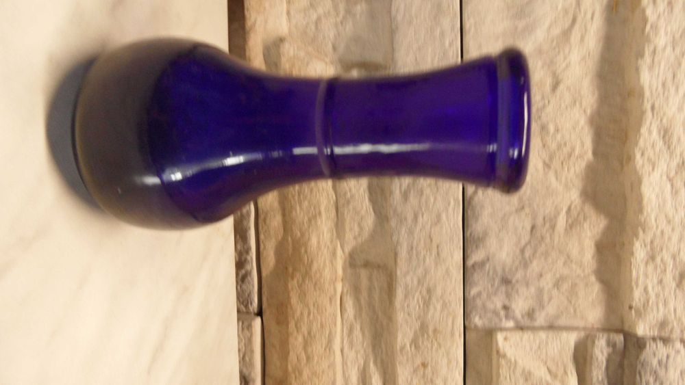 Mały szklany wazonik kobalt