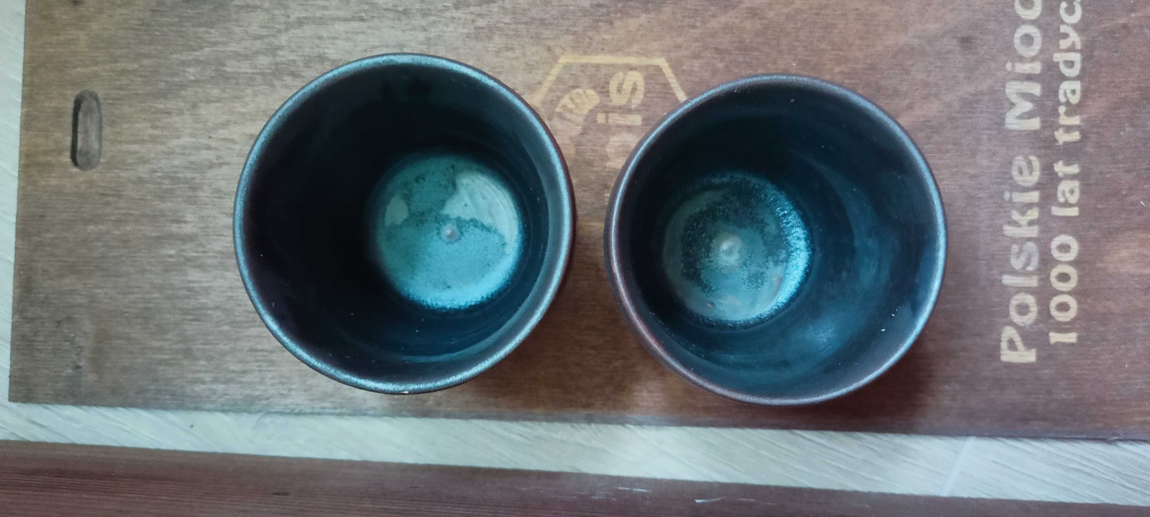 Skrzyneczka drewniana miody polskie z butelką ceramiczną, dwie czarki