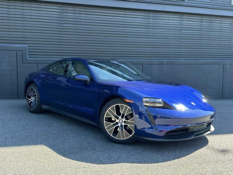 Porsche Taycan      2022