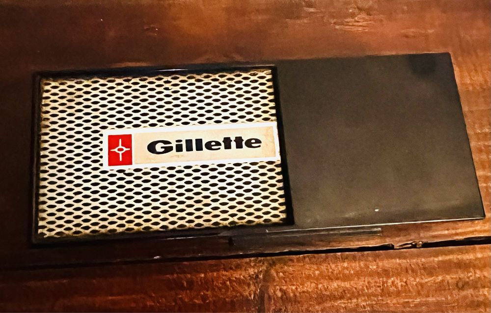 Gillette antiga com caixa