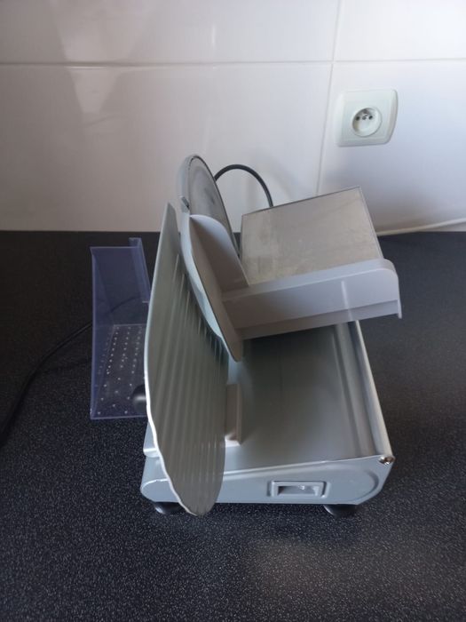 Krajalnica do chleba, mięsa GORENJE R 506 E  moc 150W zakres 0-15 mm