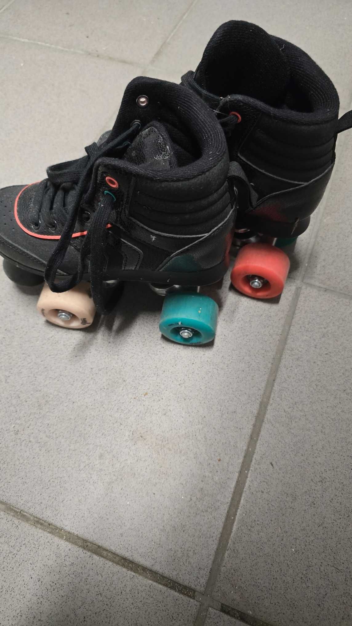 Wrotki decathlon czarne rozmiar 30 + kask