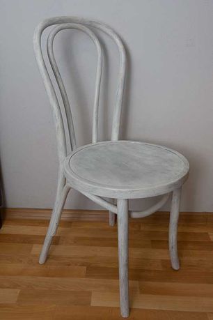 Krzesło drewniane gięte białe w rustykalnym klimacie