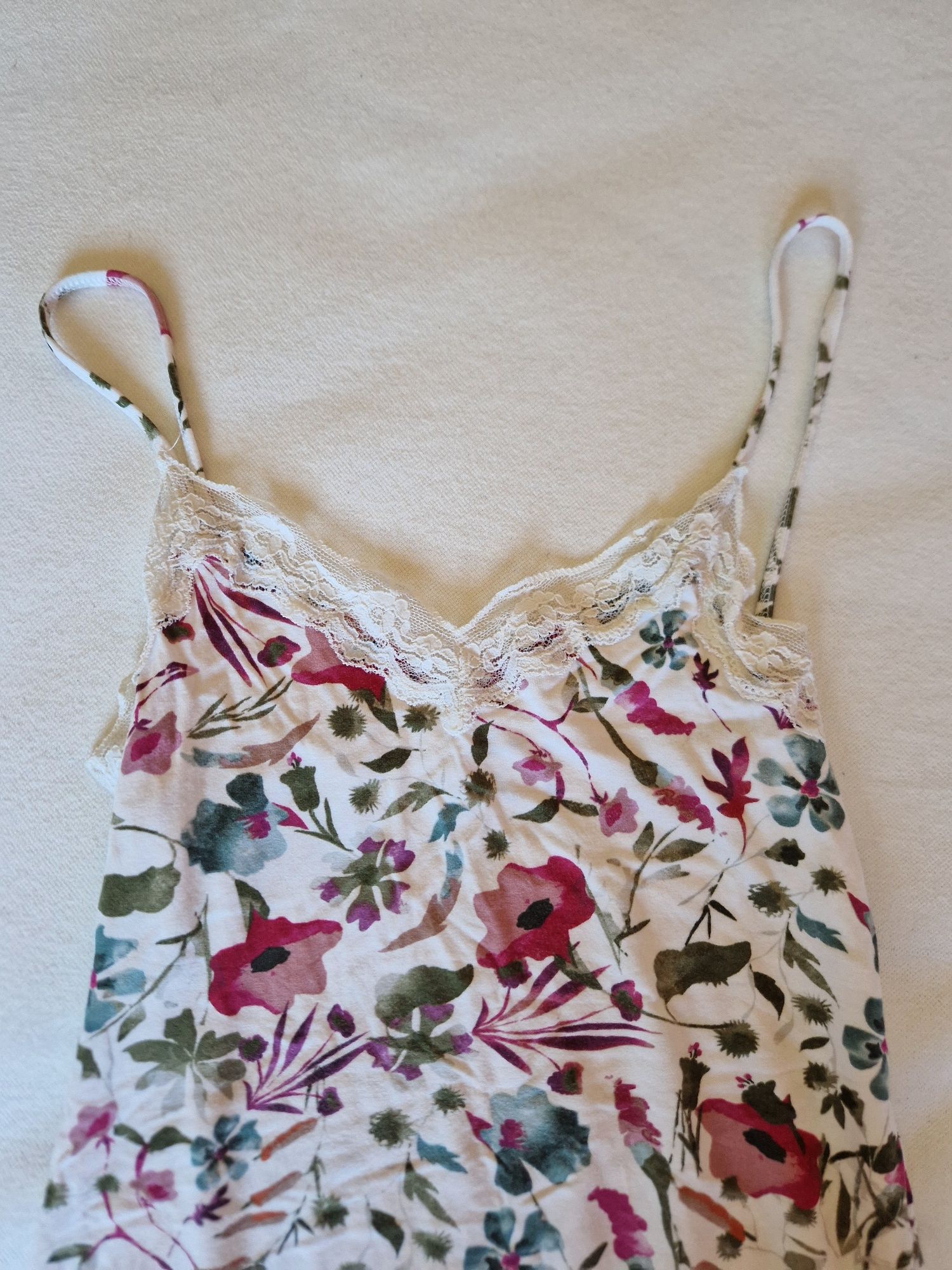 Top básico de alças com flores