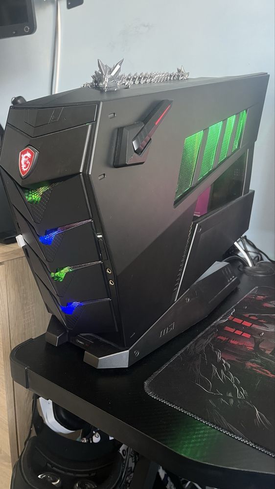 Komputer gamingowy MSI Aegis 3 w stanie idealnym.
