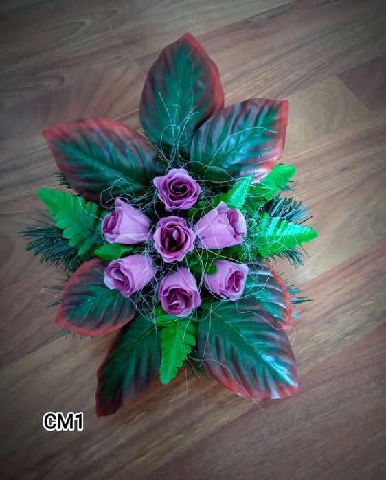 Stroik na grób cmentarz kompozycja kwiaty wiązanka Mała