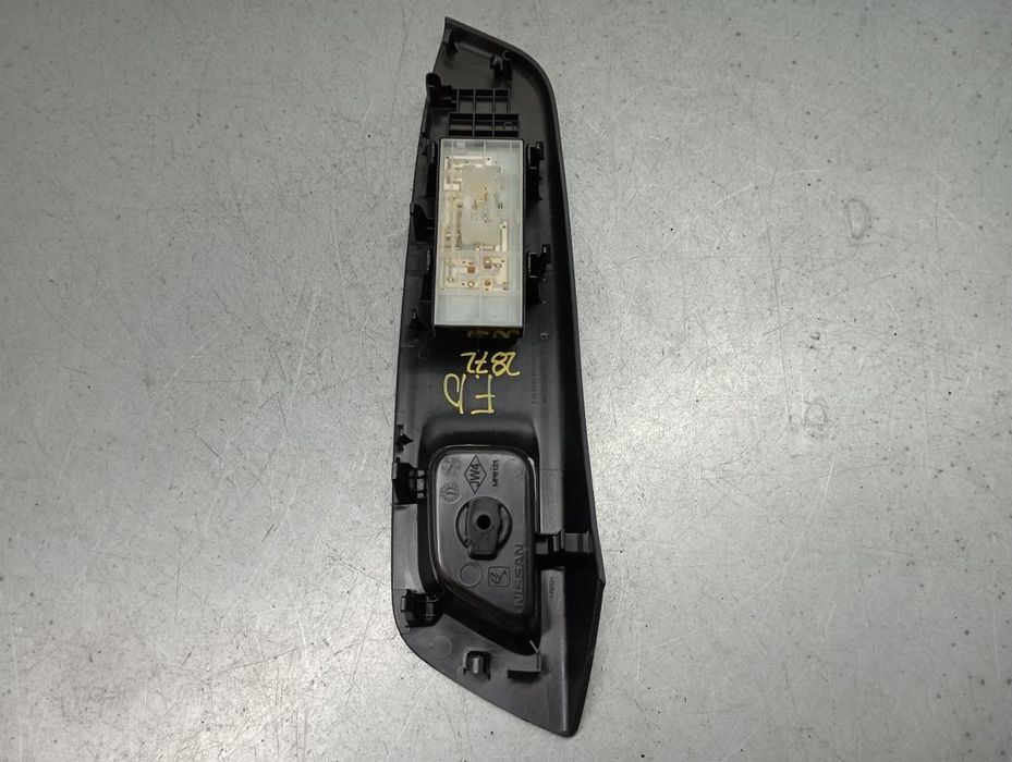 Comando / botão / interruptor vidros frente direito NISSAN Micra V (K1