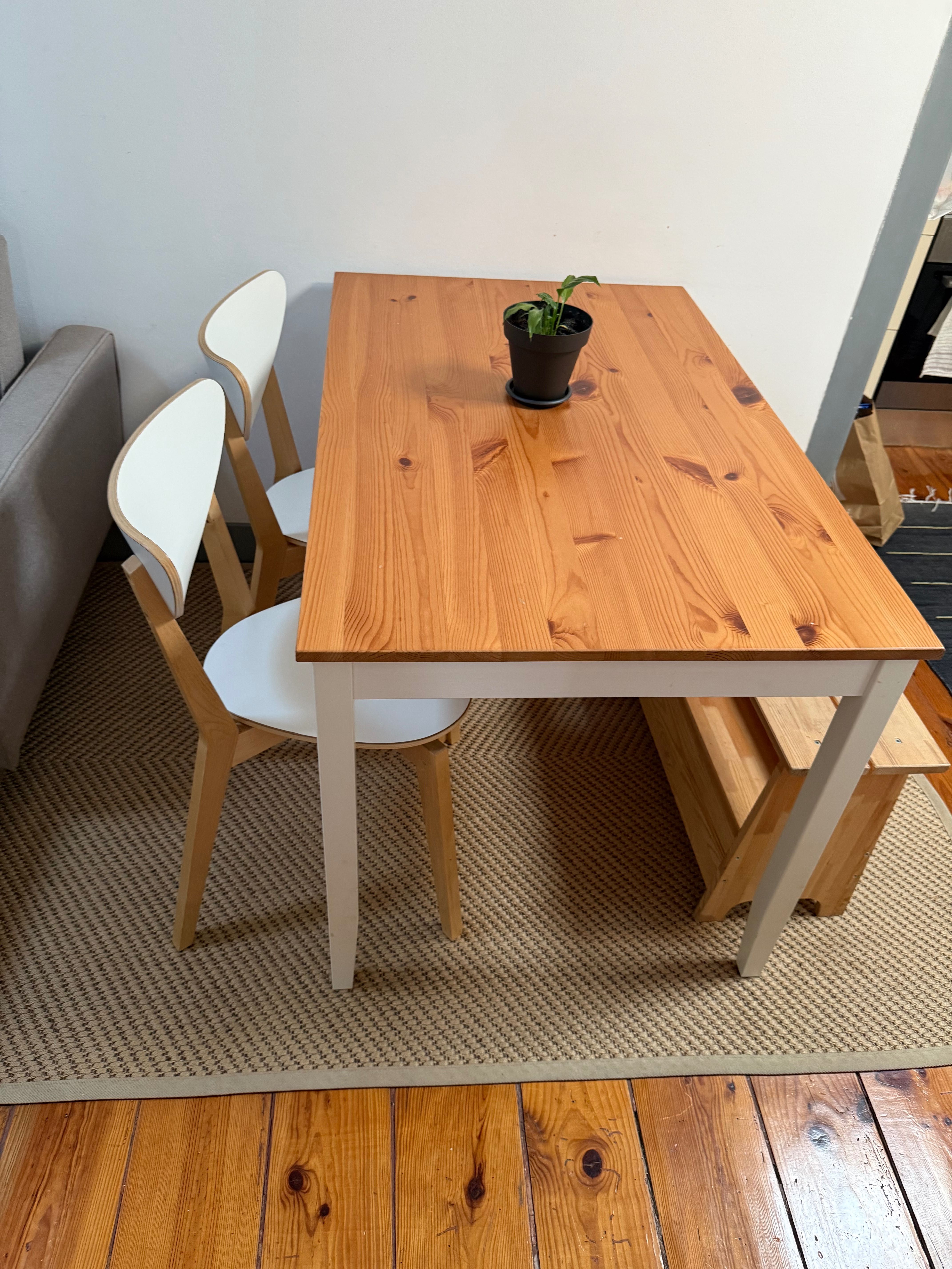 Mesa 4 lugares duas cadeiras Ikea