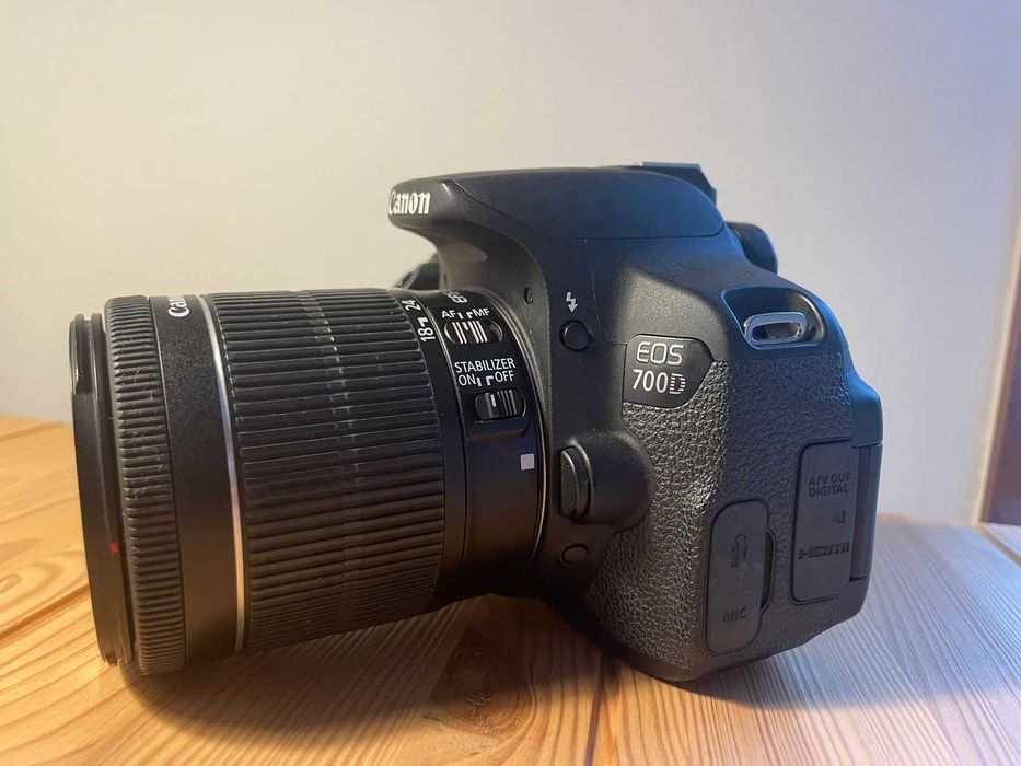 Câmara DSLR Canon 700D+Objetiva Zoom Lens EF-S 18-55mm