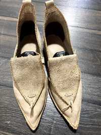 Sapatos medievais
Feitos à mão em França. 
Calaça