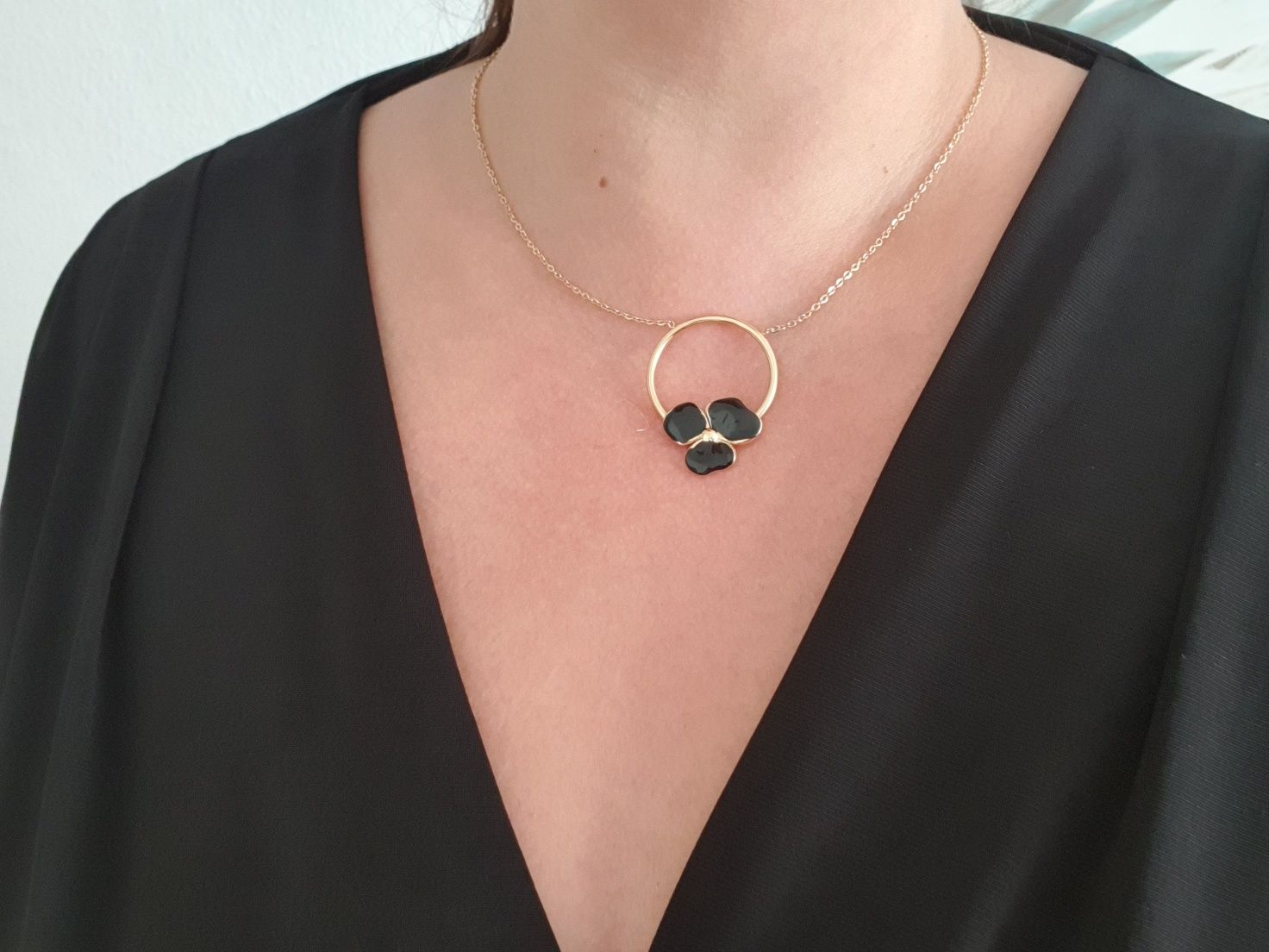 Colar em aço dourado com flor preta , estilo minimalista