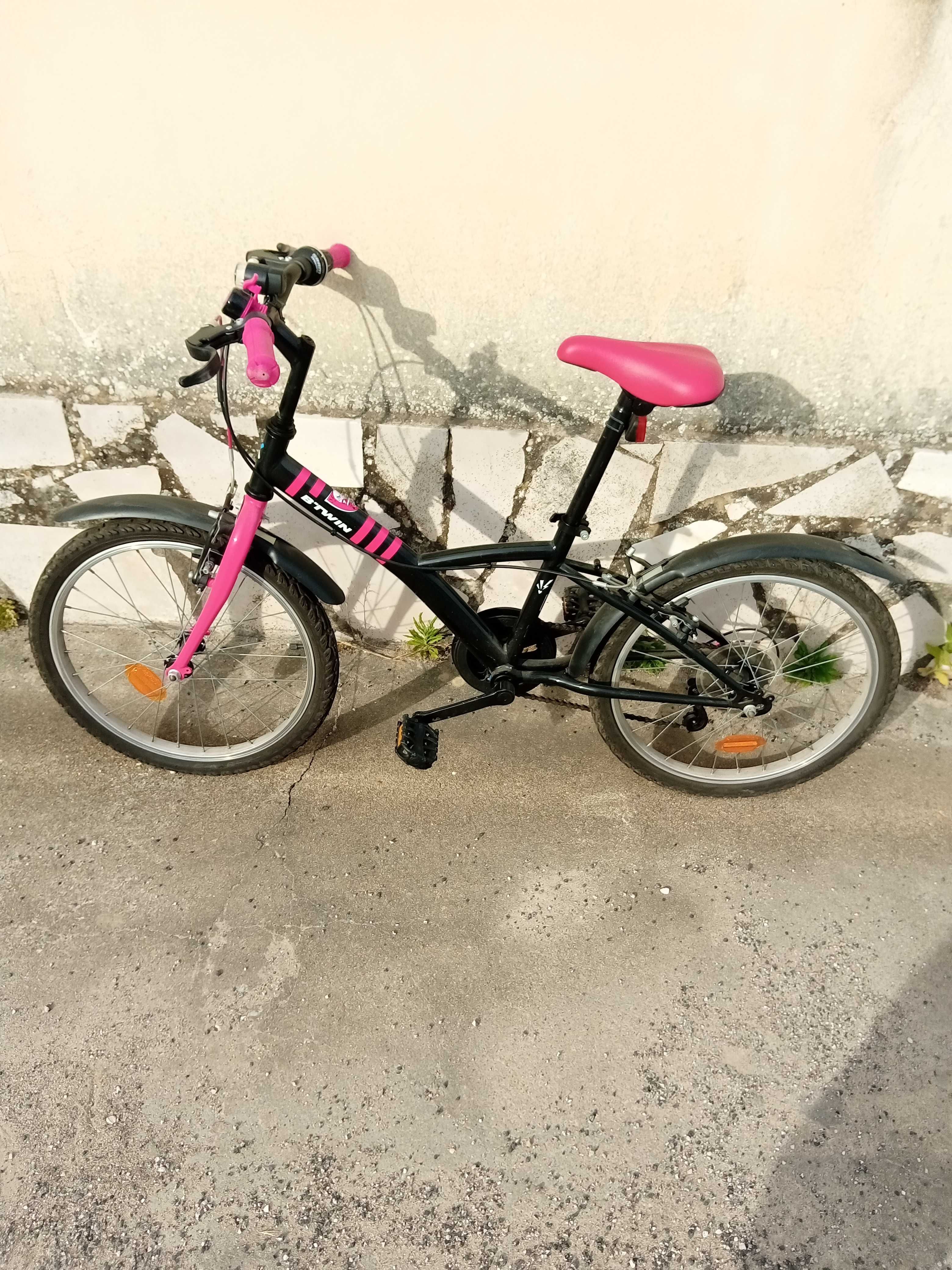 Bicicleta rosa e preto